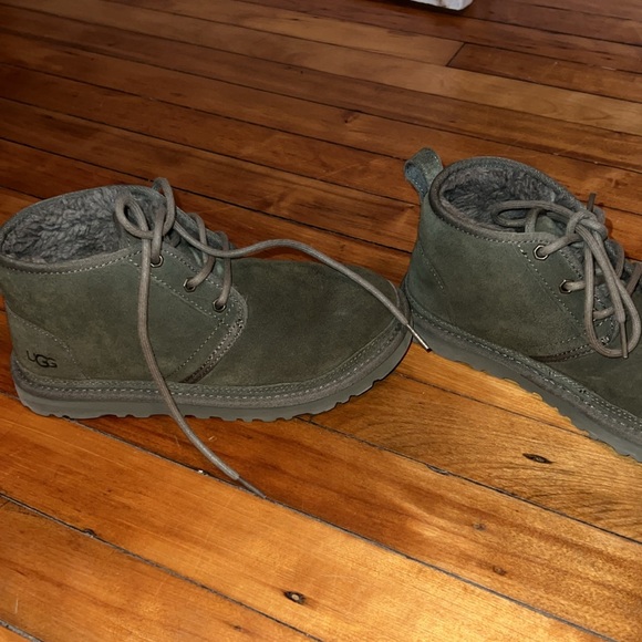 Uggs - Picture 2 of 6